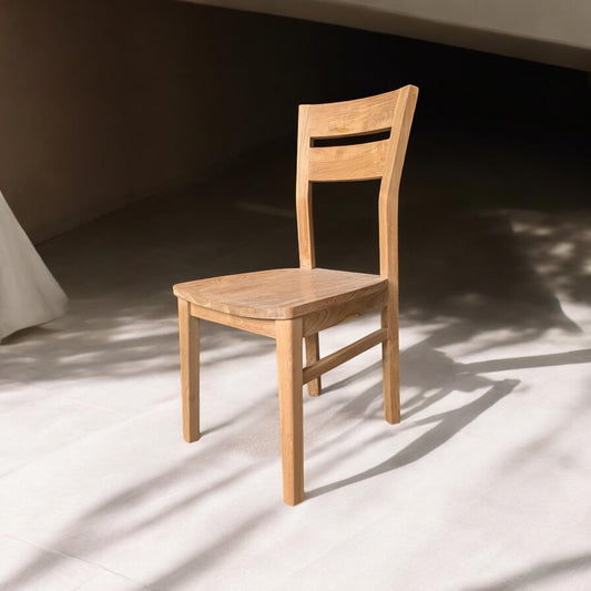 Chaise en teck massif modèle "Kubu"