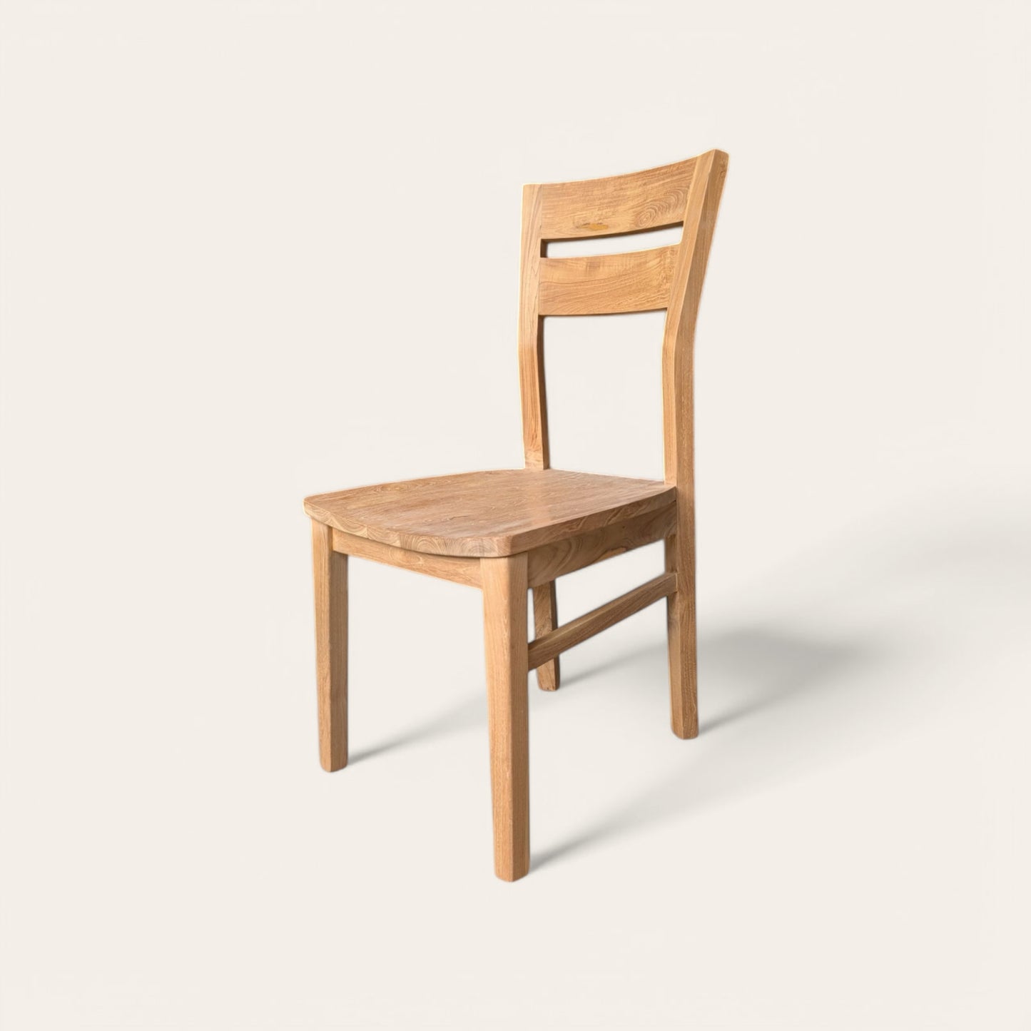 Chaise en teck massif modèle "Kubu"