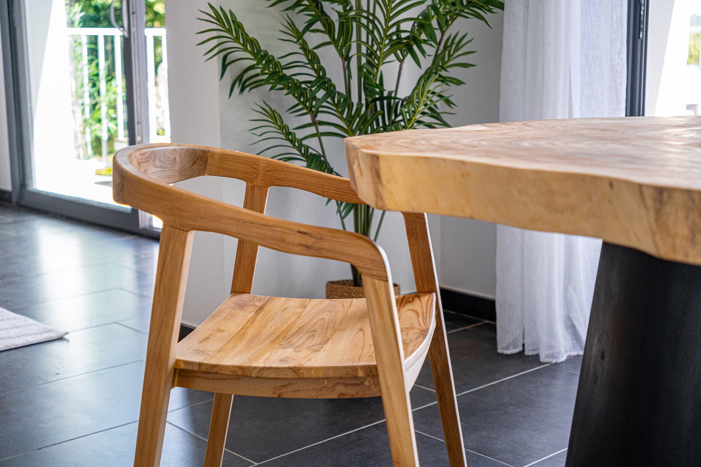 Chaise teck massif modèle "Medewi"